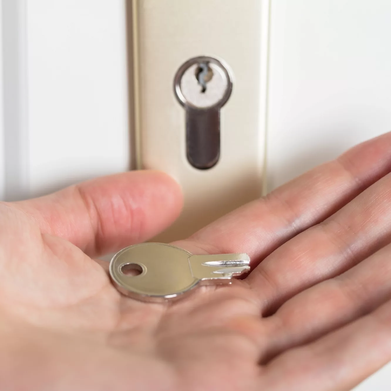 De sleutel is afgebroken in het deurslot